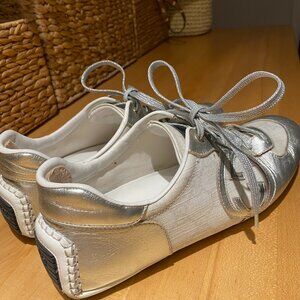 GUCCI - GG Sneaker, silver/white Size 38.5 (size 8 US)